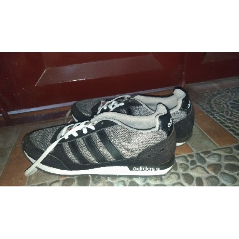 Sepatu kets Adidas