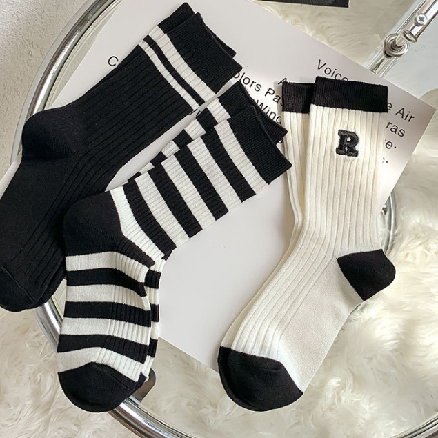 MMM Kaos kaki panjang Letter R 6756 strip garis hitam putih kaos kaki panjang korean style diatas mata kaki kaos kaki mid socks