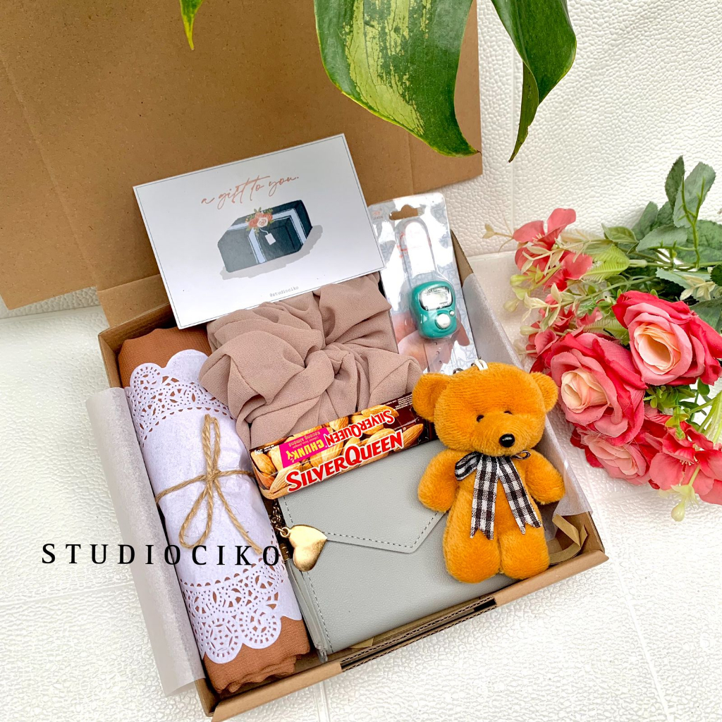 Kado Wisuda / Kado Ulang Tahun Cewek / Hampers Hijab / Gift Box Birthday / Giftbox Ultah / Kado Ultah Cewek / Hadiah Wisuda / Graduation Gift / Hampers Ulang Tahun by Studiociko