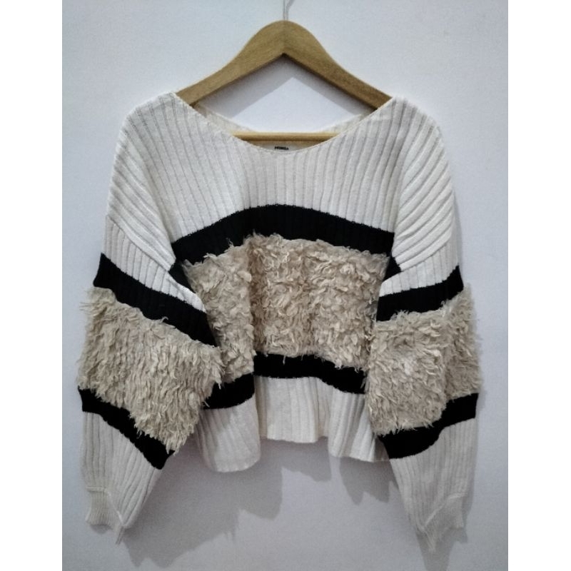 Sweater crop mix fuzzy