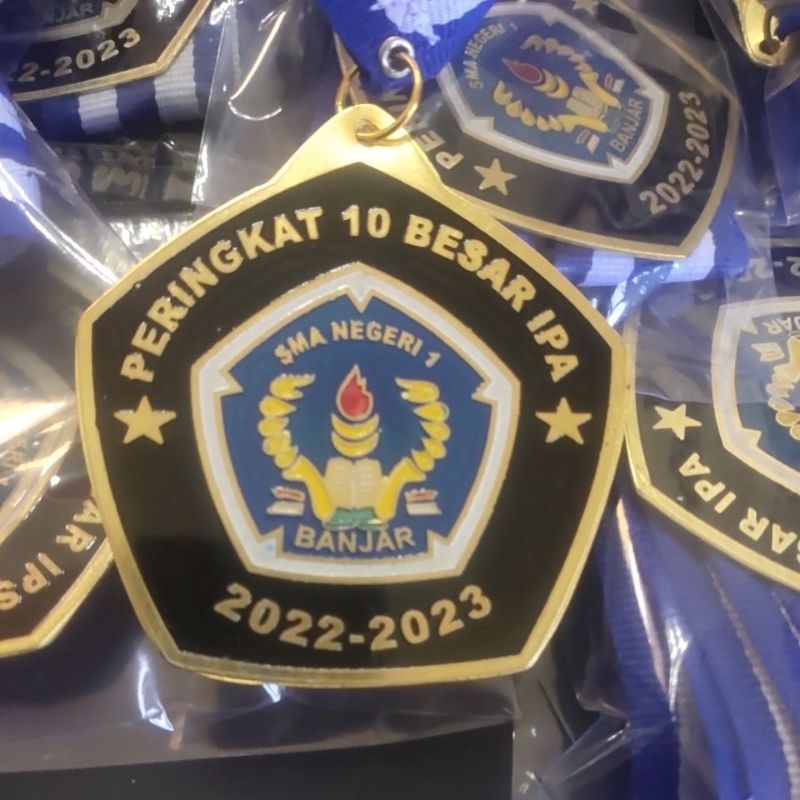 Medali perpisahan SMA