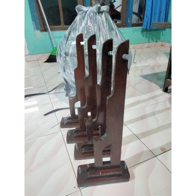 Gantungan sangkar tempel dinding