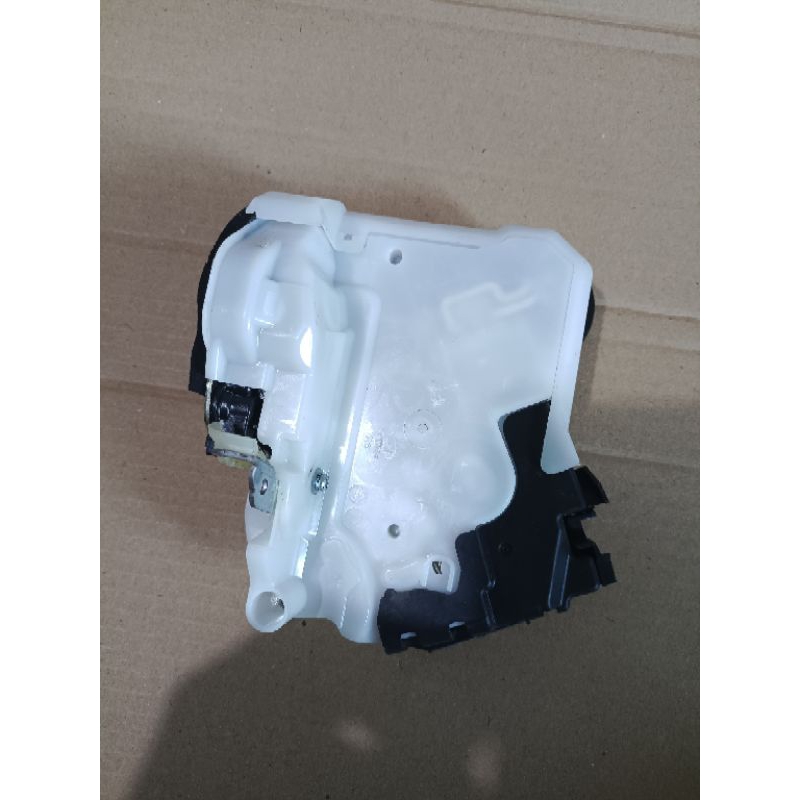 Door lock pintu Ayla agya depan kanan RH original