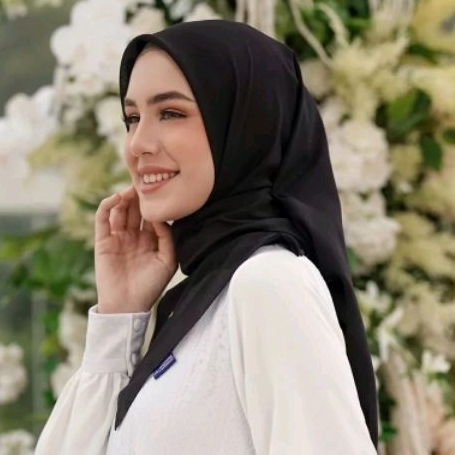 HIJAB MANDJHA WRNA HITAM POLOS,PAPER BAG, DAN BOX  BY IVAN GUNAWAN