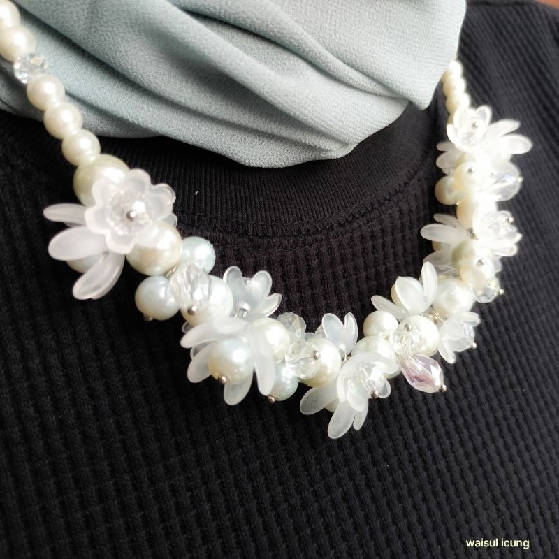 Kalung Hijab Bunga Kristal Tebal Anti Karat Broken White Pearly aksesoris Muslimah Fashion leher