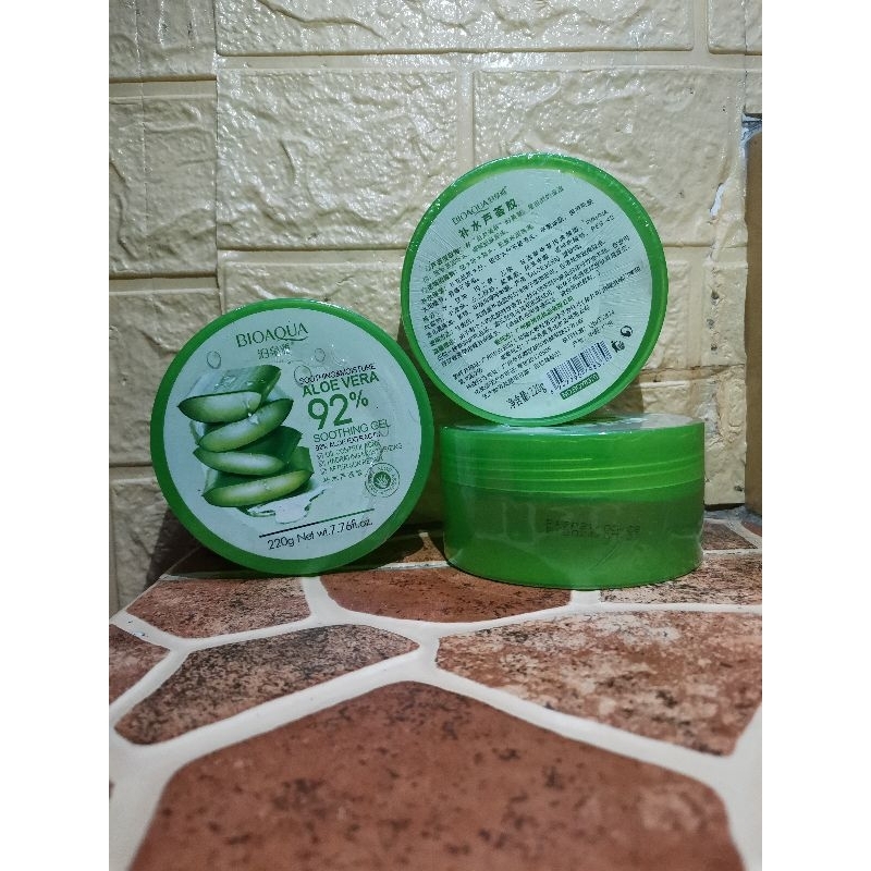 Bioaqua Aloe Vera Soothing Moisture 92% Pelembab wajah jar 220gr