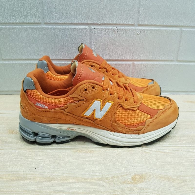 Sepatu NB 2002R Protection Pack Vintage Orange