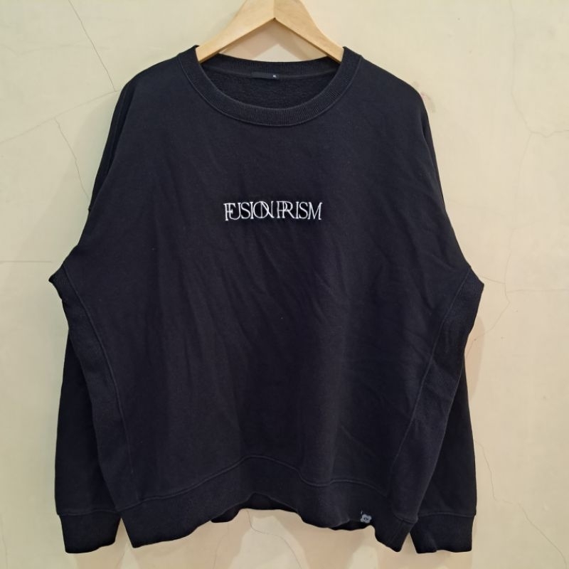 Crewnek GU uniqlo x Artwork by Aerosyn Lex Mestrovic "FusionPrism" bahan babyteri tebal berat