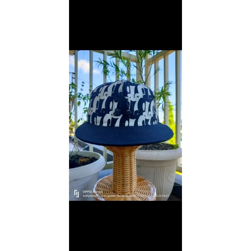 Topi disney logo besi