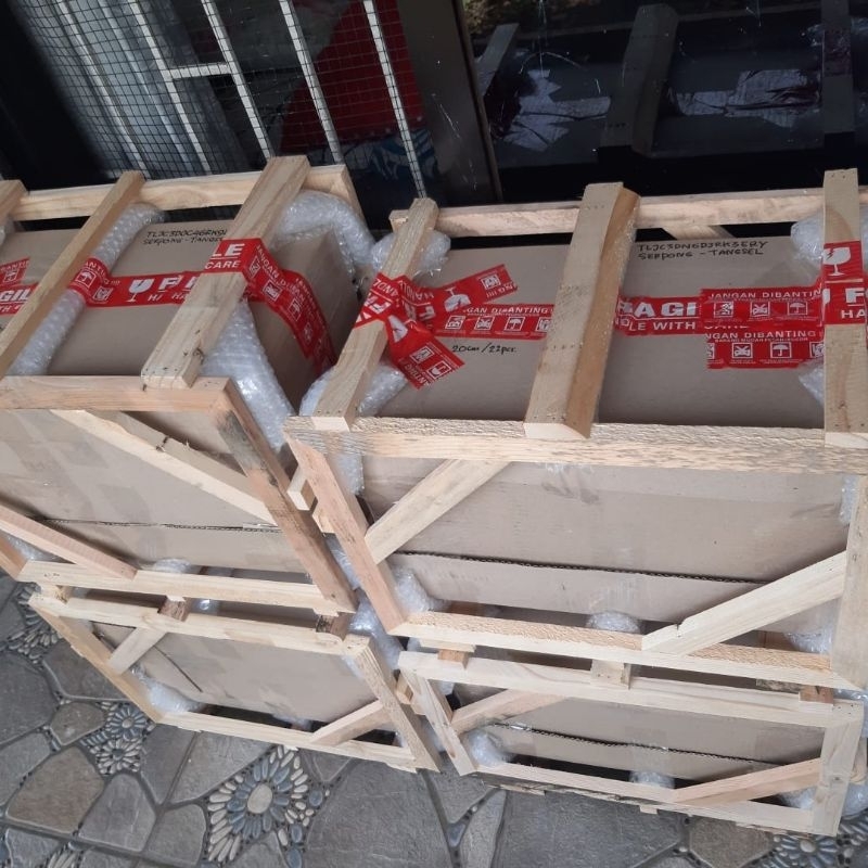 

Packing Kayu Bubble Wrap Kardus Karton Tambahan Produk