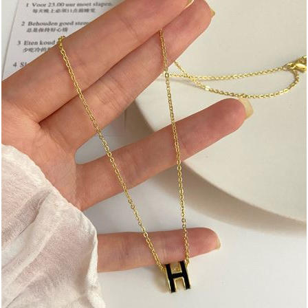 Kalung Rantai Chocker Multilayer Liontin Kupu-Kupu Hati Mutiara Bahan Logam Titanium Vintage Kalung Wanita Rantai Aksesoris Korea