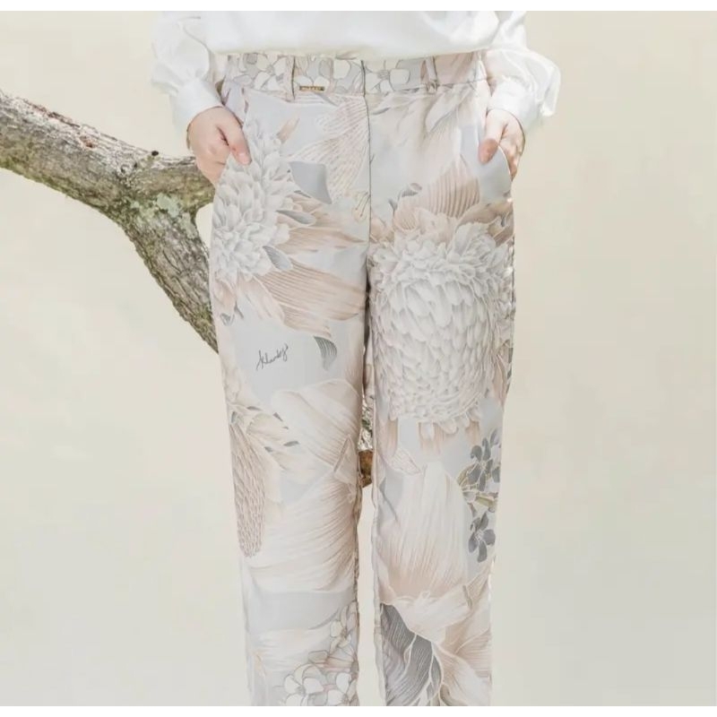 Alyssa pants wearing klamby dove