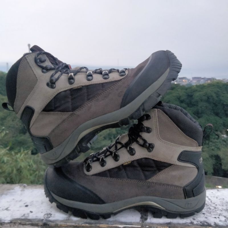 Sepatu Outdoor Berghaus size 44 (28 cm)