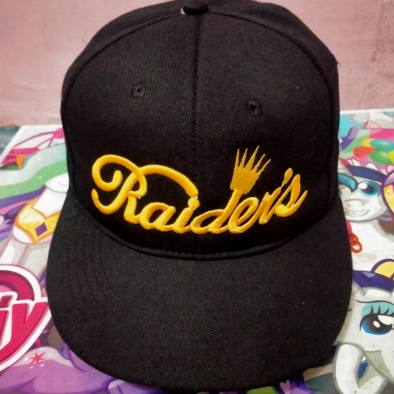 Topi Raiders Script (fashion)