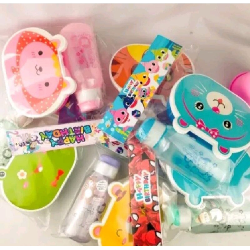 

Paket Souvenir Ulang Tahun Bingkisan Souvenir Kotak makan dan Botol