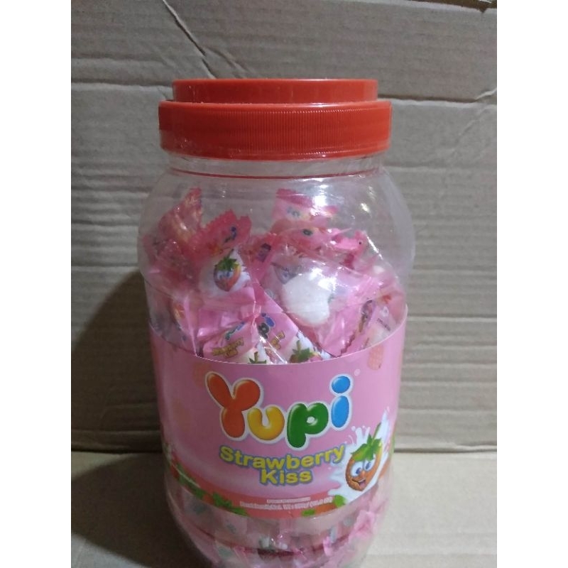 

[PERMEN] Yupi strawberry kiss jar toples 300g