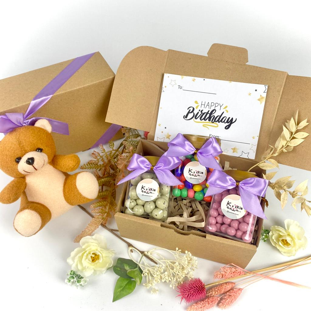 

Hampers Snack / Chocolate Gift Box / Hadiah Ulang Tahun Cewek / Gift Box Snack / Coklat Viral /