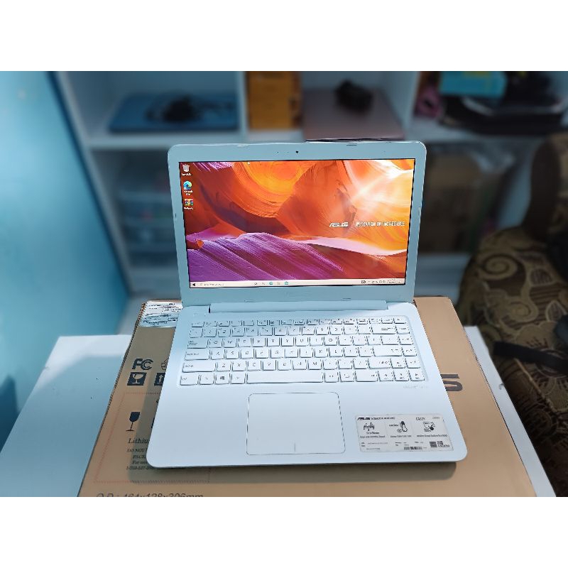 Laptop Asus E402y Ram 4 GB Hardik 1 TB