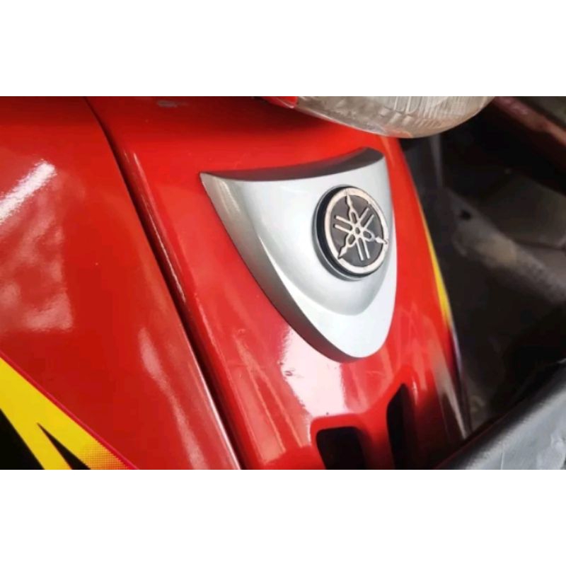 emblem logo panel depan yamaha fiz r fiz vega