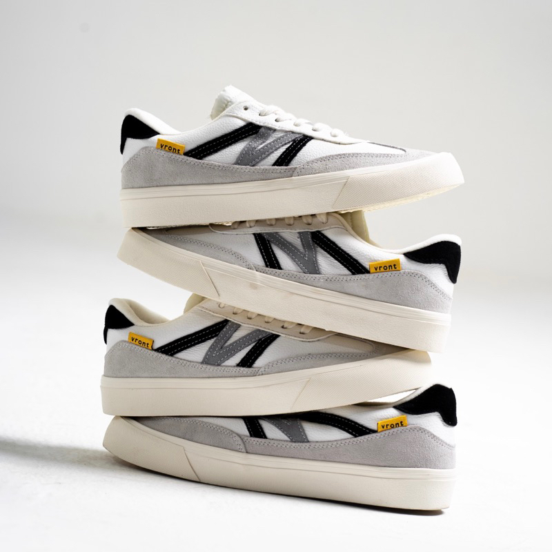 MARQUE.CO - ‘GUSTAV Series-Collaboration with Vront’ Sepatu Casual untuk Pria &amp; Wanita berwarna Putih, dengan Material Kulit, Vulcanised, dilengkapi dengan PU Technology Insole Super Empuk &amp; Nyaman