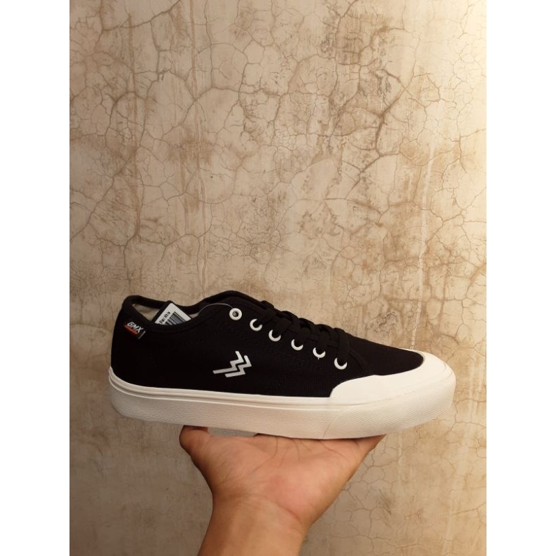Sepatu Geoff Max - Classmate Black White