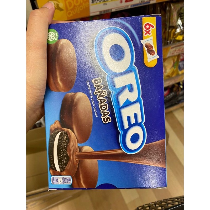 

Biskuit Oreo dilapisi dengan coklat susu dari Jepang