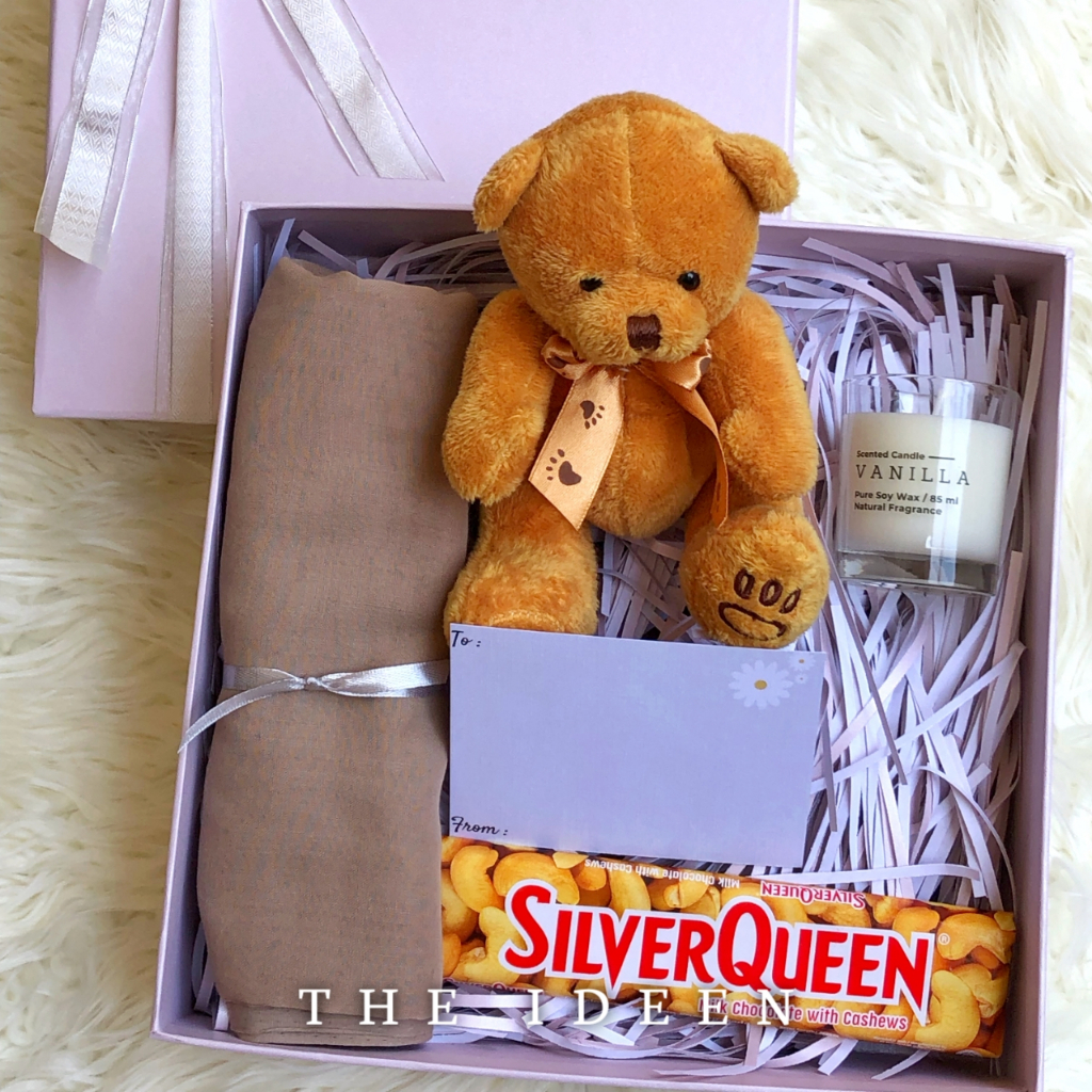 THE IDEEN - 010-02 | HAMPERS SOFT PINK CEWEK HIJAB SEGIEMPAT TEDDY BEAR FREE KARTU UCAPAN | GIFT SET HARD BOX PREMIUM | KADO HARI GURU WISUDA GRADUATION ANNIVERSARY PERNIKAHAN ULANG TAHUN | BINGKISAN PARSEL SOUVENIR HADIAH WEDDING LEBARAN IDUL ADHA