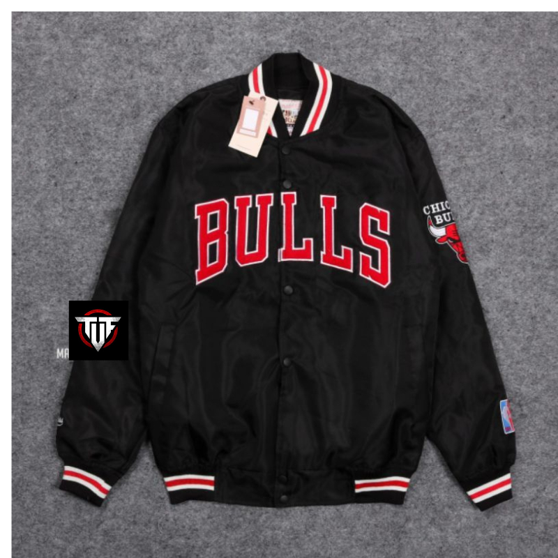 JAKET VARSITY BULLS ORIGINAL MITCHEELS NESS  HITAM TAG & LABEL - Jaket baseball pria - Jaket Varsity