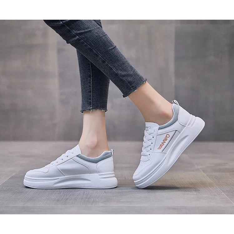 Sepatu Sneakers Wanita Kets Bertali Amc505