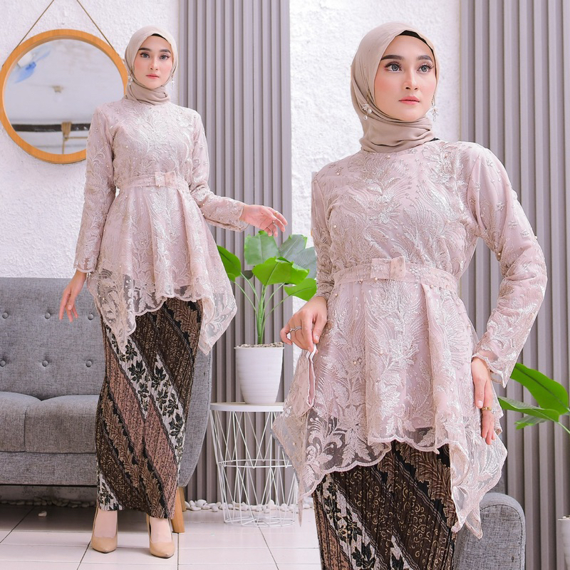 Vanriz Kebaya-Kebaya Wisuda Tile Gomes