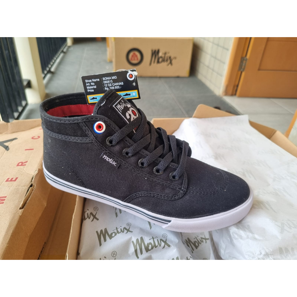 MOTIX America and Adio Sepatu sekolah