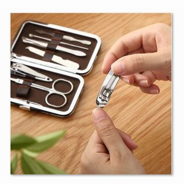 Peralatan Manicure Pedicure 7 in 1 Gunting Kuku Set Stainless Dompet Paket Pembersih Kuku Pinset Gunting Lancip Korek telinga Kuping [MF]