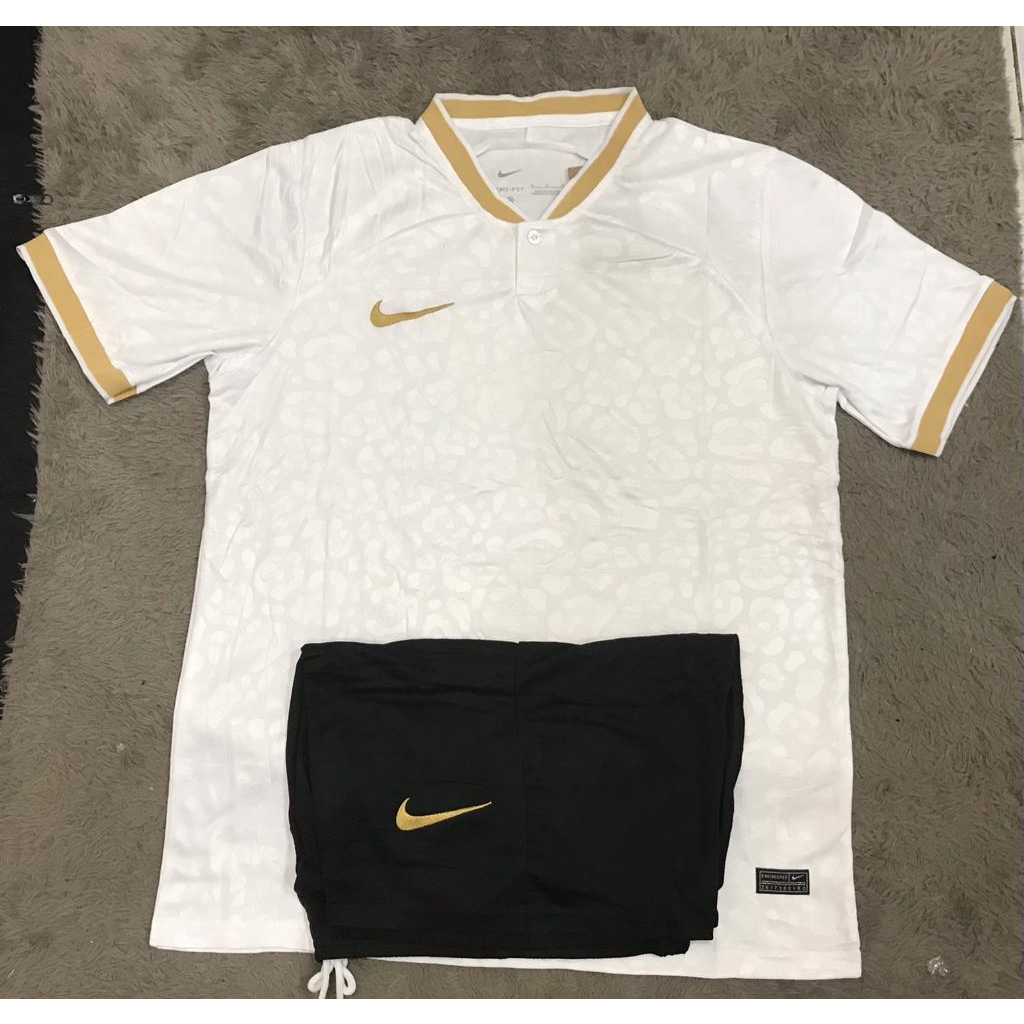 FULL SET BAJU FUTSAL SEPAK BOLA PUTIH LIST KERAH EMAS IMPORT GO