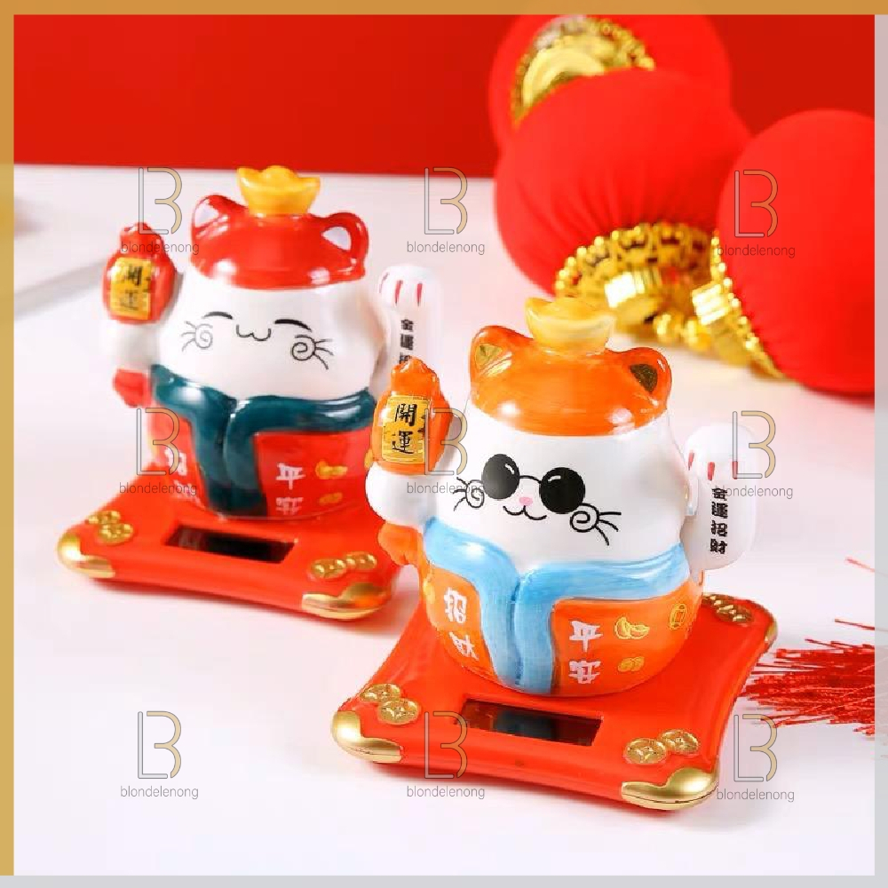 Patung Pajangan Hiasan Dekorasi Kucing Panggil Bawa Hoki Rezeki Rejeki Keberuntungan Lucky Cat Maneki Neko Maneko Neki Tangan Gerak Goyang Solar Cahaya Non Baterai Batre Batrai Jepang Cina China Dashboard Mobil Meja Toko Kasir Cafe Kafe Resto Keramik Mini