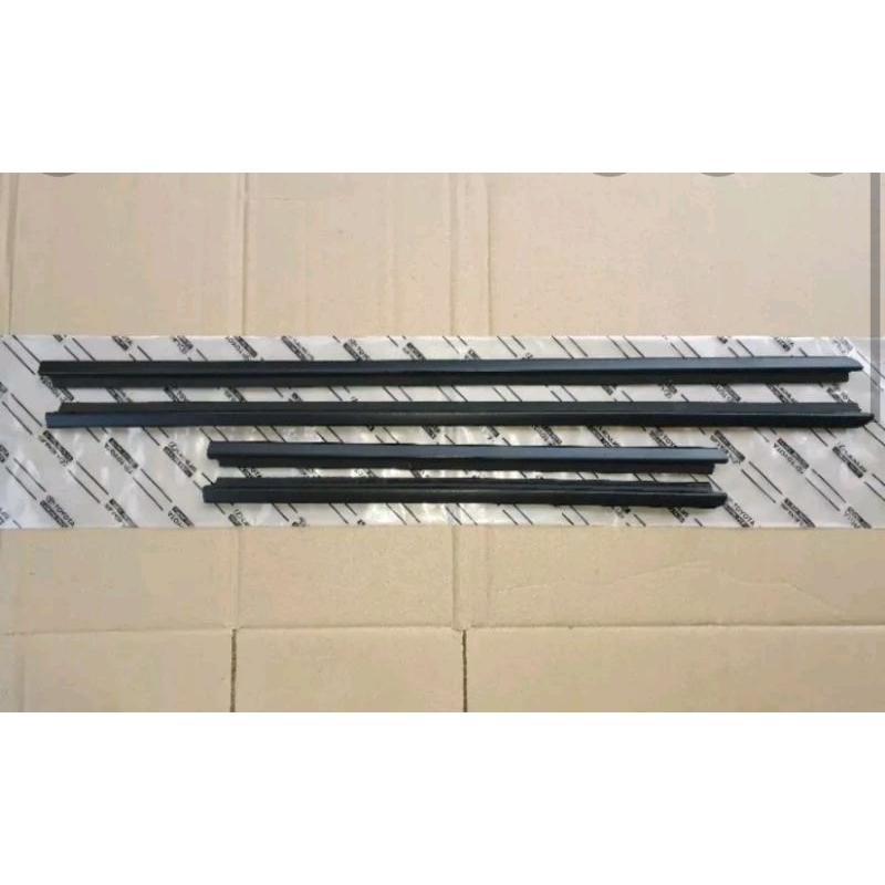 karet plipit list pintu luar Daihatsu sirion 2011-2017 Gress baru