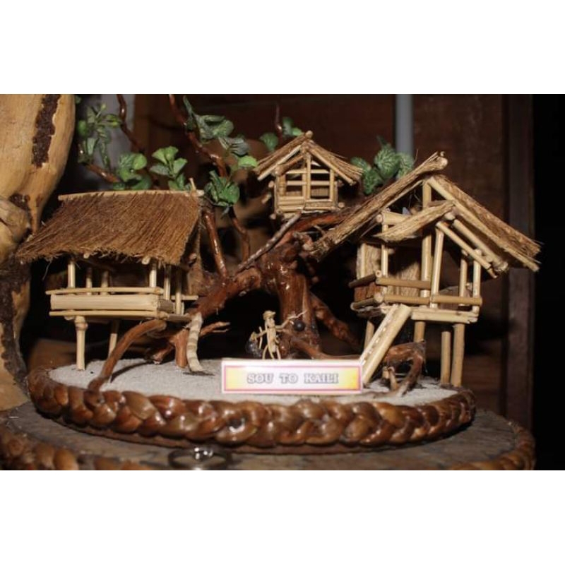 miniatur rumah adat