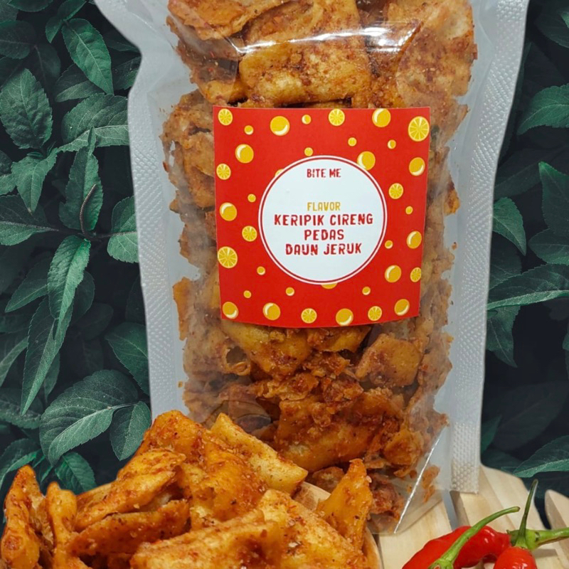 

Kripik cireng pedas daun jeruk kemasan 12 x 20cm / snack pedas / cemilan cireng pedas