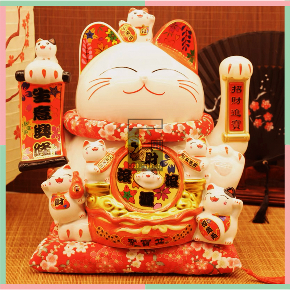 Pajangan Patung Hiasan Dekorasi Boneka Kucing Panggil Hoki Keberuntungan Lucky Cat Rejeki Rezeki Maneki Neko Maneko Neki Tangan Goyang Gerak Baterai Batre Batrai Batrei Listrik Cina China Jepang Dekor Meja Toko Kasir Size Ukuran Medium Besar Jumbo Keramik