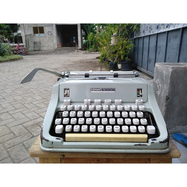 Mesin tik ketik Hermes 3000 antik jadul kuno
