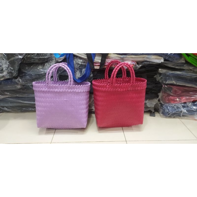 tas anyaman embos ukuran m bahan tebal isi 1 pcs