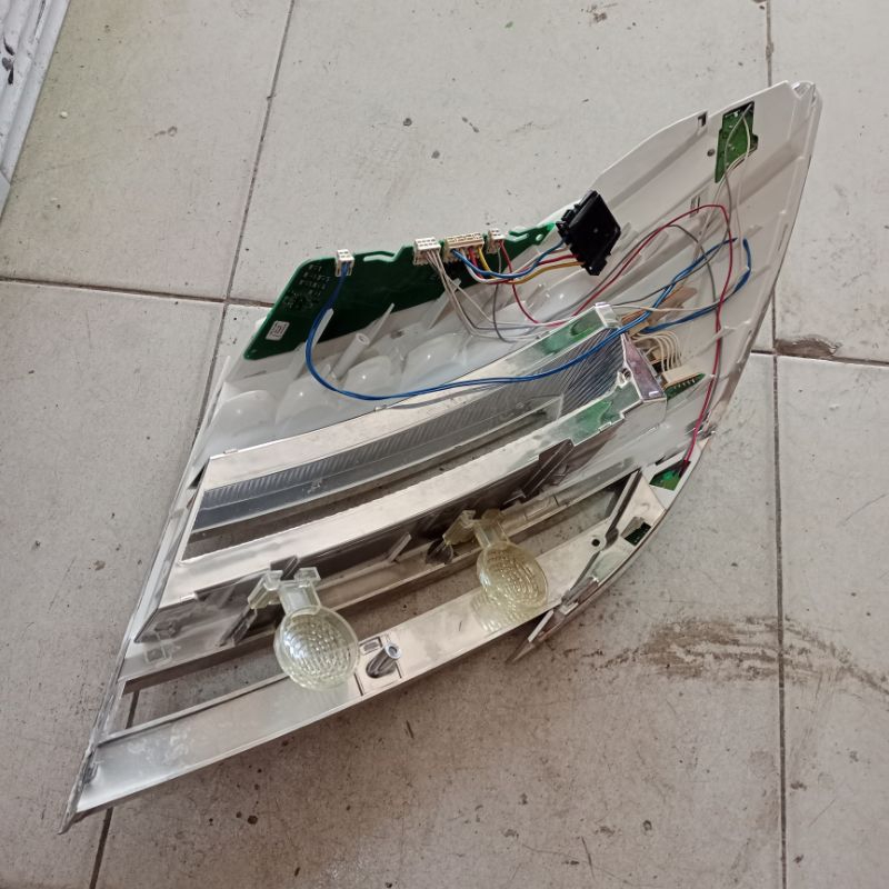 LED dan frame stoplamp mercy C200 kiri