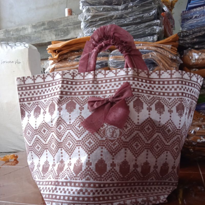 (1Lsn =12pcs) Tas hajatan batik mewah uk 22 tebal kaku