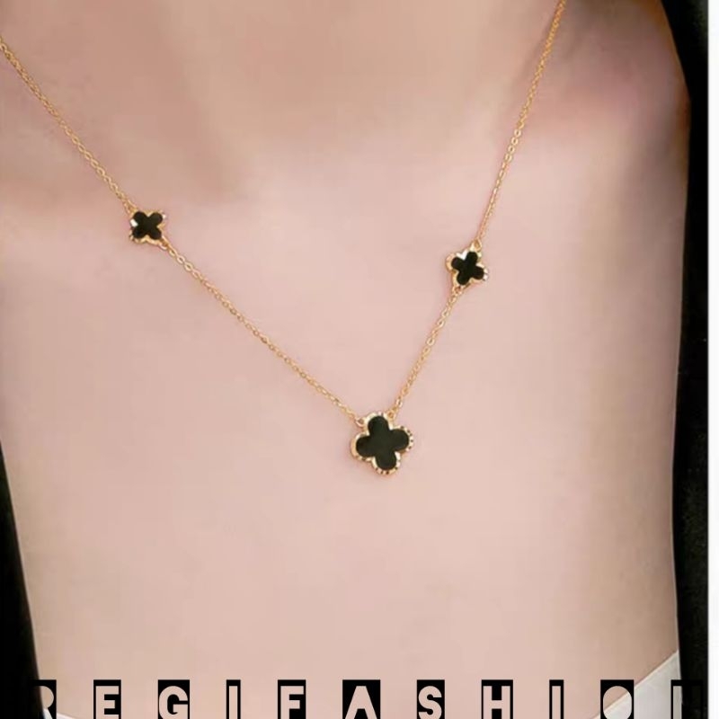 KALUNG TITANIUM WANITA LIONTIN BUNGA CLOVER HITAM KALUNG WANITA KOREA KEKINIAN ANTI KARAT TIDAK LUNTUR