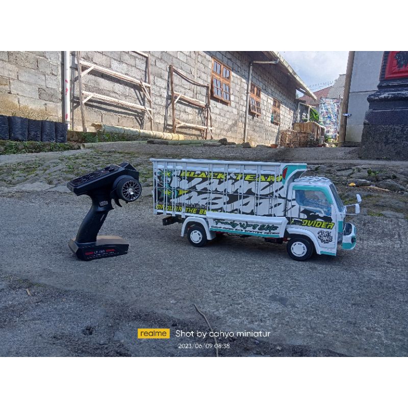 miniatur truk rc canter skala 1/10