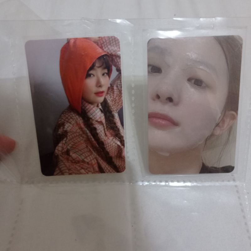photocard seulgi red velvet masker dan jas hujan