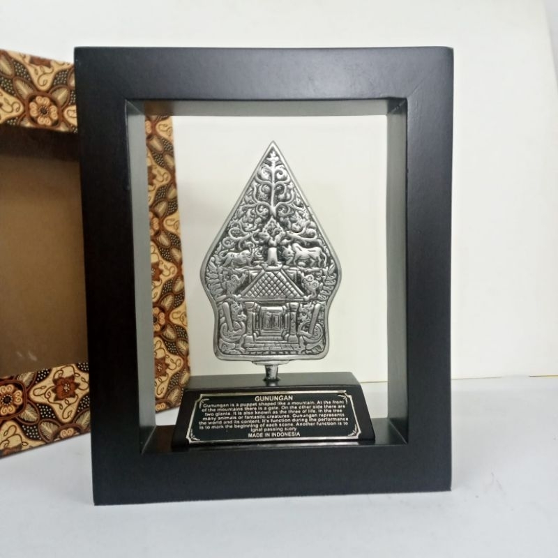 Souvenir Plakat Frame Wayang Gunungan / Plakat Souvenir  set box batik