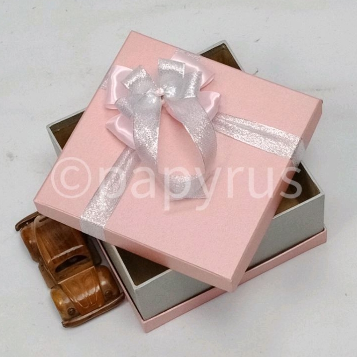 

PAPYRUS Sandwich 20x20 Tinggi 10cm Kotak Kado Gift Box V2