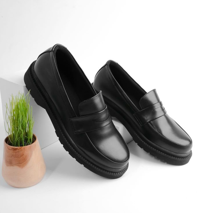 Sepatu Formal Loafers Pria Casual Kulit Kerja Kantor Kuliah Hitam Loafer Docmart Hitam Original - Luis Full Black