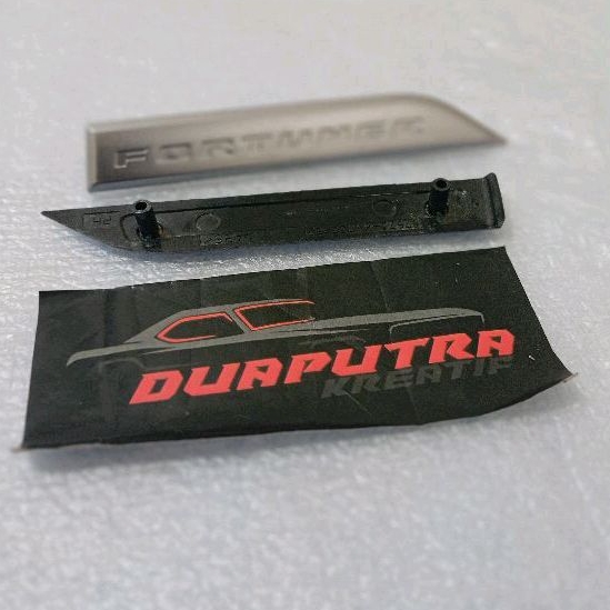 Emblem garnish doortrim segitiga pintu dalam fortuner oroginal