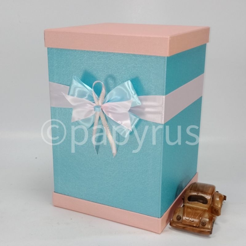 

PAPYRUS Sandwich 20x20 Tinggi 30cm Kotak Kado Gift Box